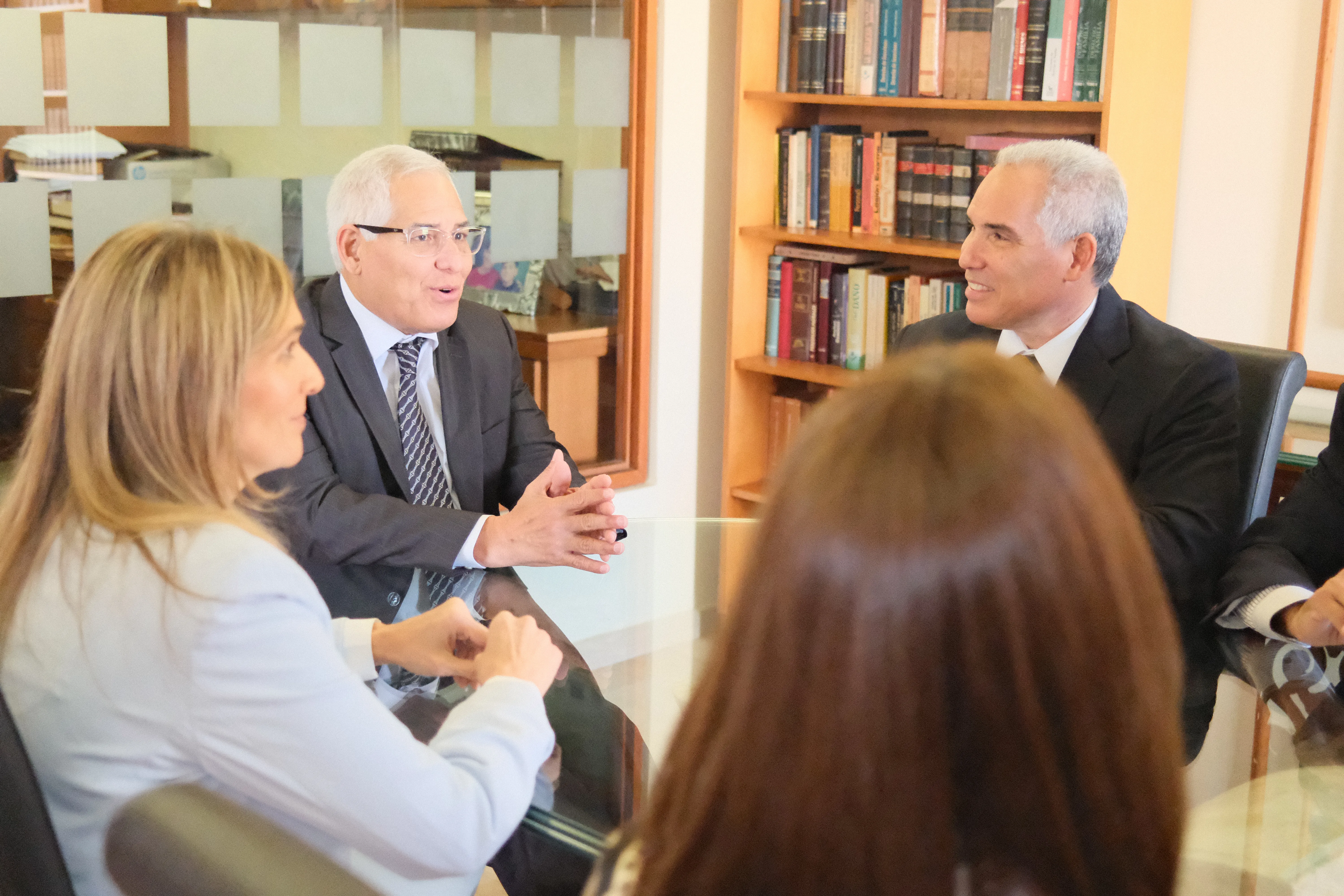 Estatua de la Justicia en oficina moderna